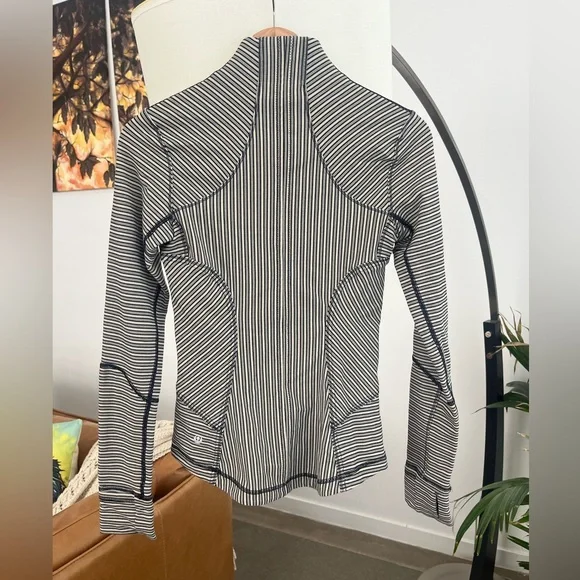 Lululemon Forme Jacket II *Textured - Picture 4 of 4